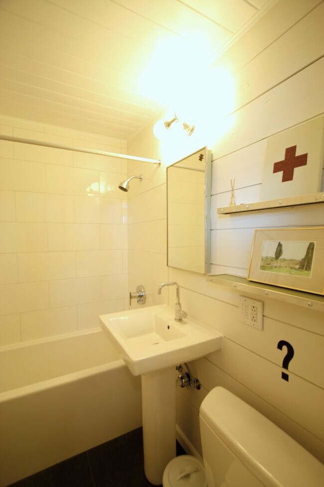 Building Photo - 3Bd/2Ba Montlake Home