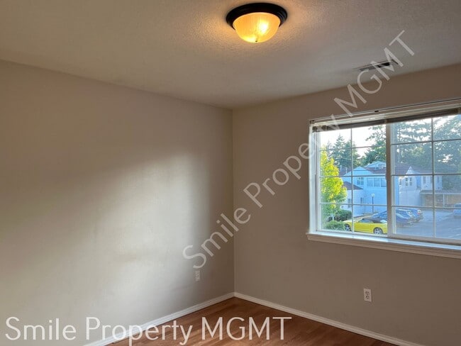 Building Photo - Great location