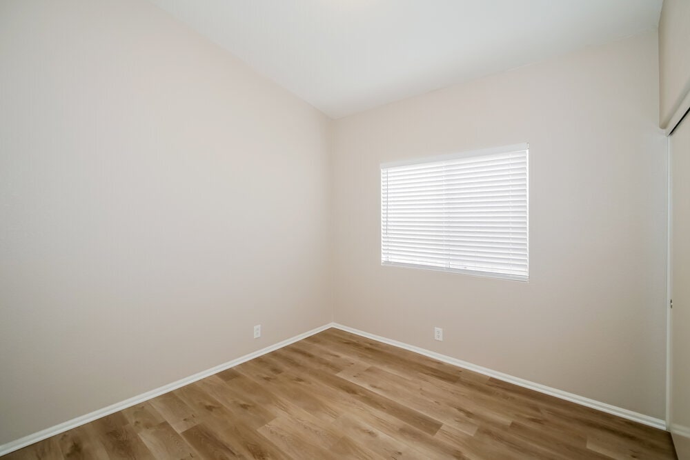 Building Photo - 1069 W Glenmere Dr
