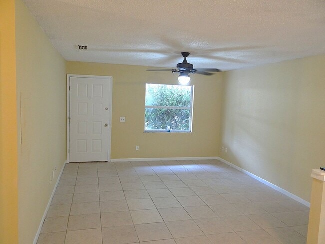 Building Photo - 2/1 rental - Move in special