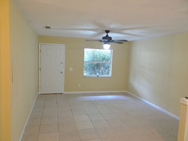Building Photo - Rent is 1/2 price 1st month - 2 bed & 1 bath