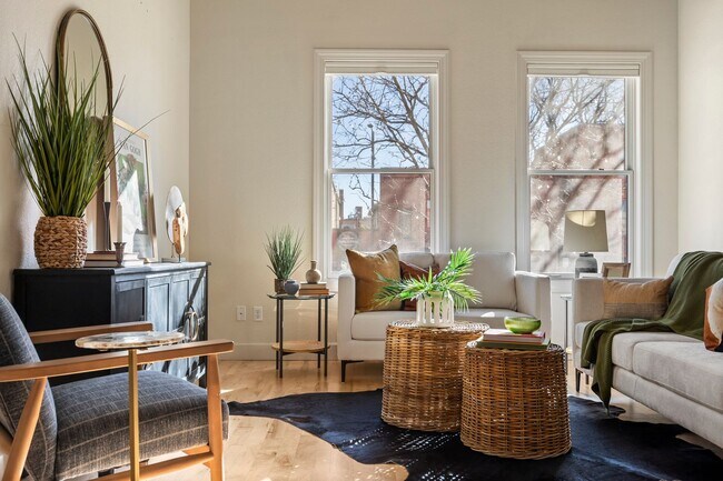 Building Photo - Gorgeous loft style condo in Downtown FC!