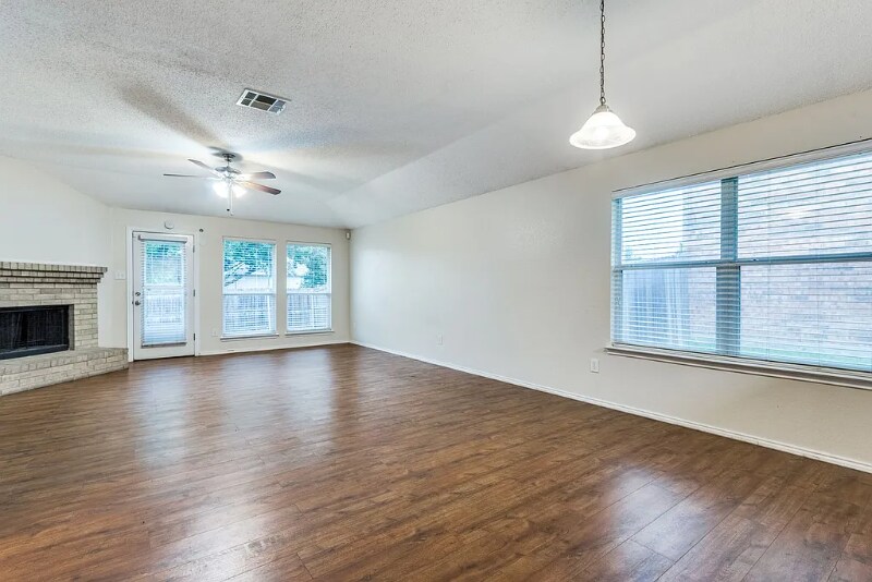 Building Photo - 1611 Venus Dr E