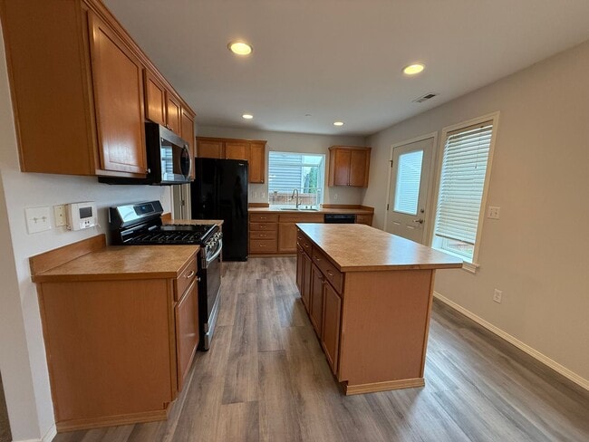 Building Photo - DuPont 3 bedroom+ den,  1712 SF home, adja...