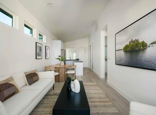 Building Photo - Modern Condo in Point Loma's Wooded Area