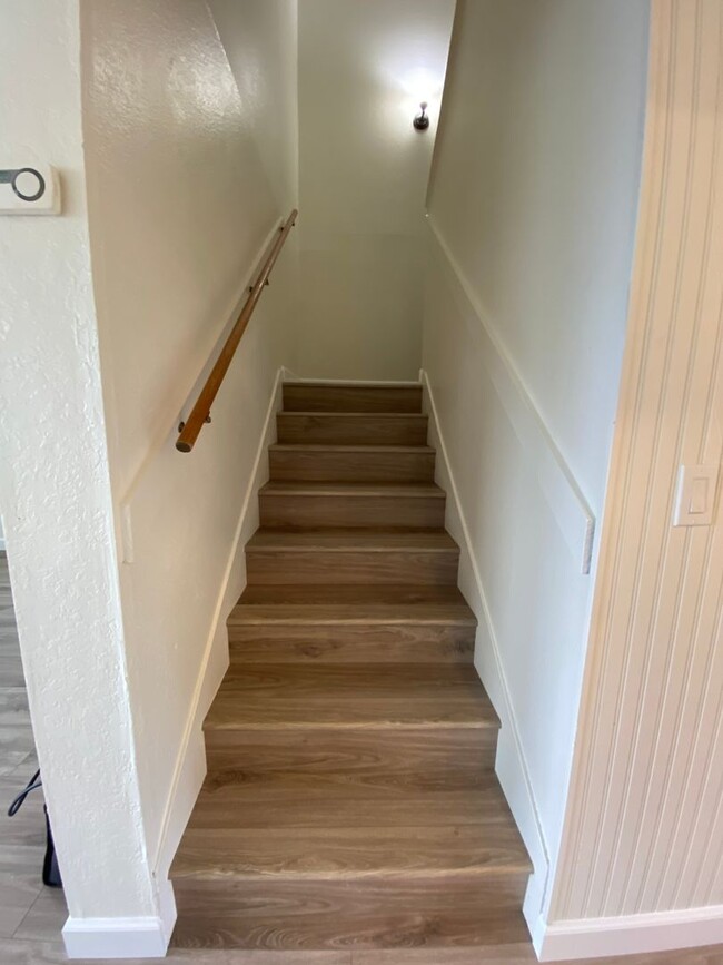 Building Photo - Tastefully Renovated Townhouse Available t...