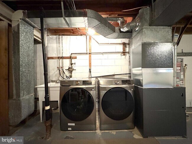 Building Photo - 2404 Albot Rd