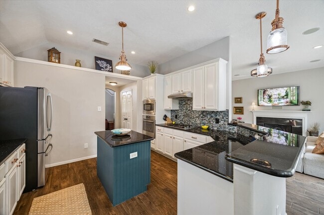 Building Photo - 16131 Castlegrove Ct