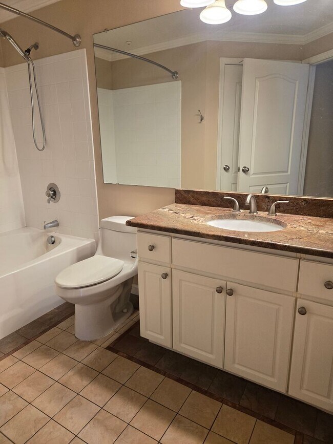 Building Photo - Charming 1-Bedroom 1-Bath Condo in Biltmore Area
