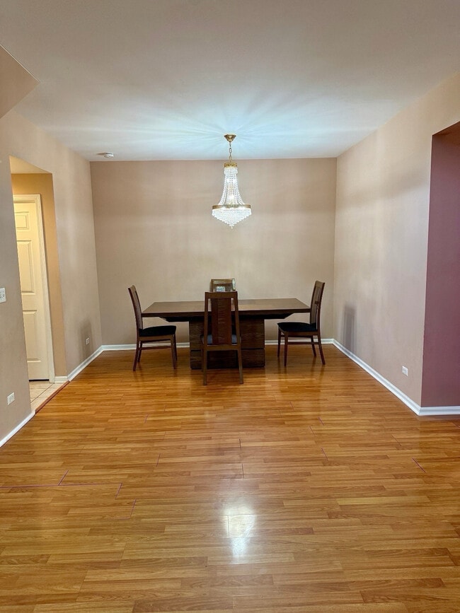 Building Photo - 600 Creekside Cir
