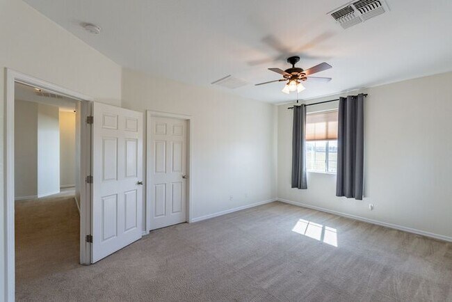 Building Photo - Spacious 4 Bed 2.5 Ba in Gated Community