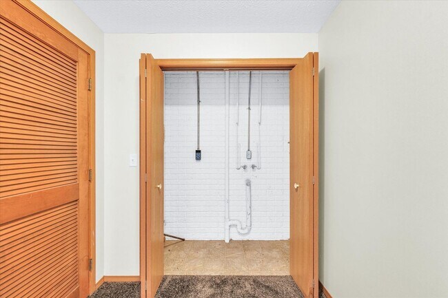 Building Photo - Spacious 3-Bed, 3.5-Bath Townhome with Att...