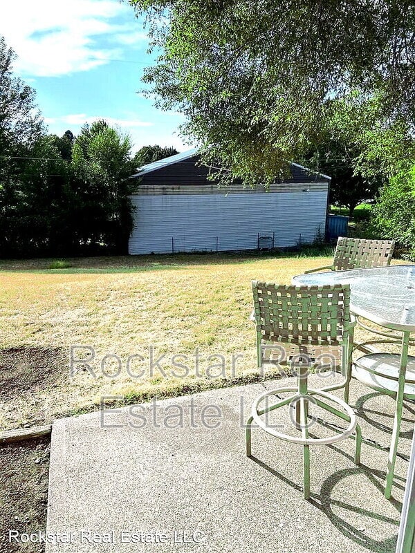 Building Photo - 1307 N Vista