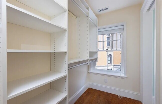 Building Photo - Bright & Spacious Unit with Natural Light