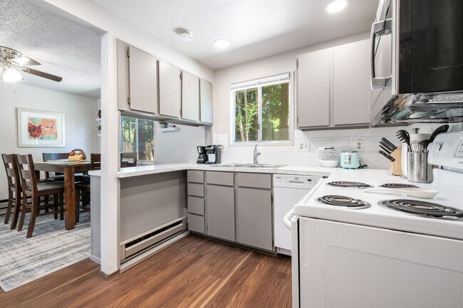 Building Photo - Westside 2BD Duplex