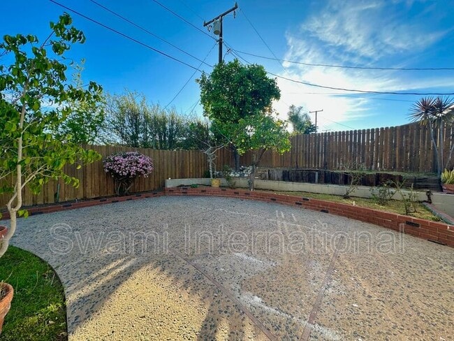 Building Photo - 1820 Avenida Estudiante