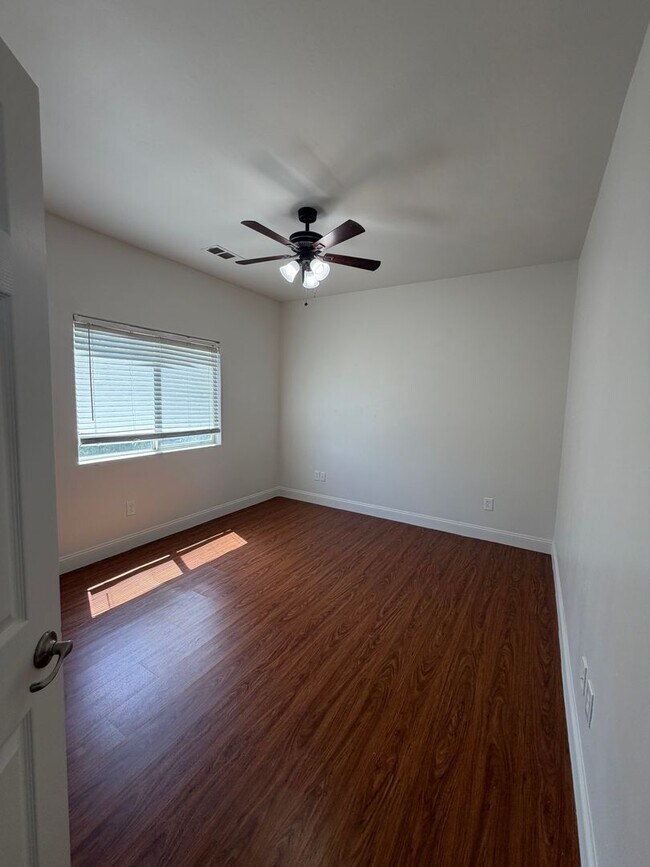 Building Photo - 118 Emerald Isle Way