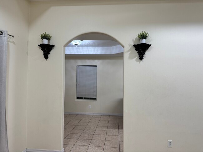 Building Photo - 7204 N 44th Ln