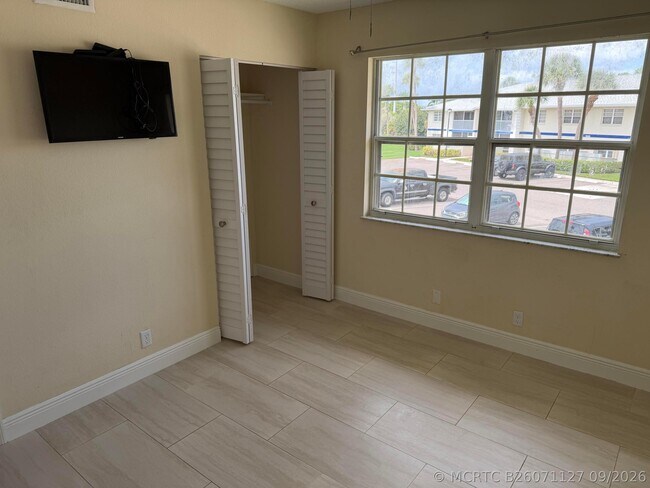 Building Photo - 1512 SE Royal Green Cir