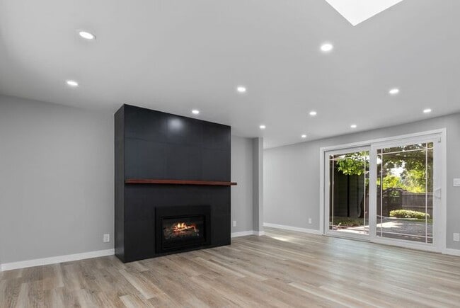 Building Photo - Elegant Air-Conditioned Newly Remodeled Matthews Beach Rambler