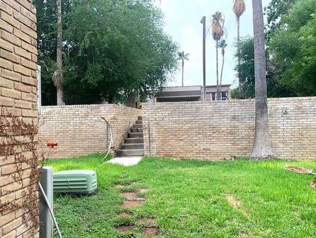 Building Photo - Quadrangle Townhome