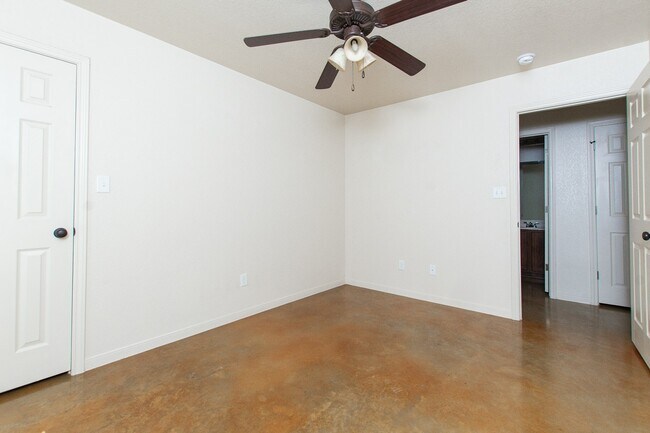 Building Photo - 613 Kendra Dr