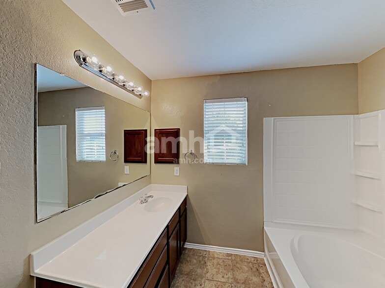 Building Photo - 9247 Pacific Maple