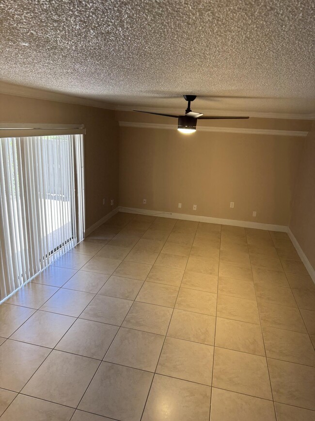 Building Photo - 915 9th Way