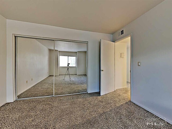 Building Photo - 2624 Sunny Slope Dr