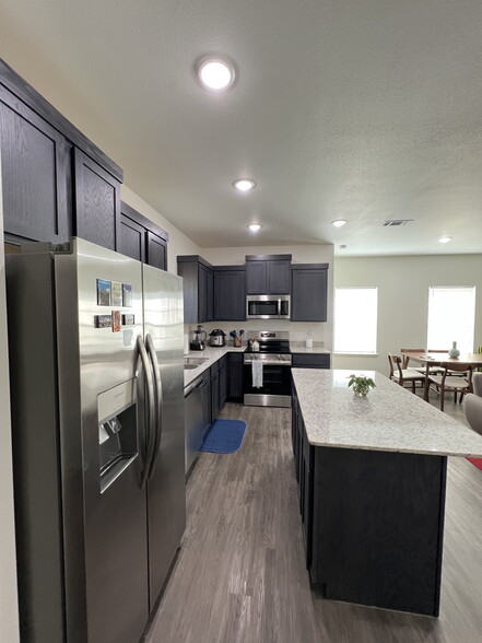 Building Photo - 1018 S Benchmark Ln