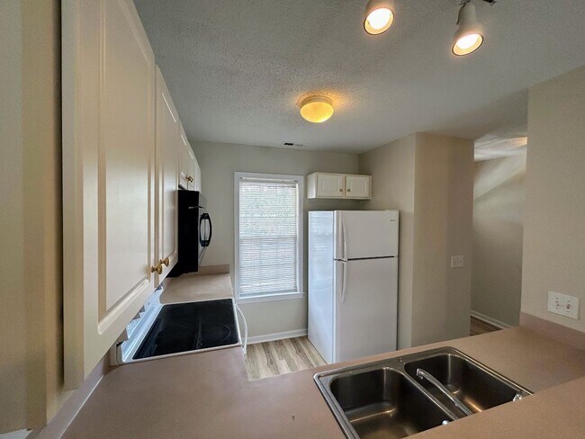 Building Photo - 2BR Condo in Holton Place – Pool, Porch, a...