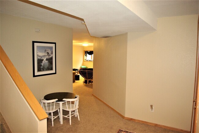 Building Photo - 6bed/4bath oversized 2 car garage fenced in back yard Cheyenne Mountain School District