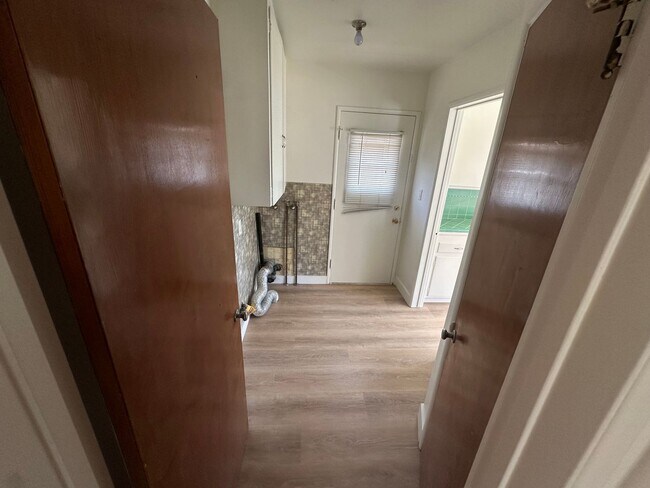 Building Photo - $500 OFF 1ST MONTHS RENT! Bright 2 Bedroom...