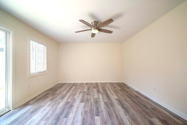 Building Photo - 679 Center St