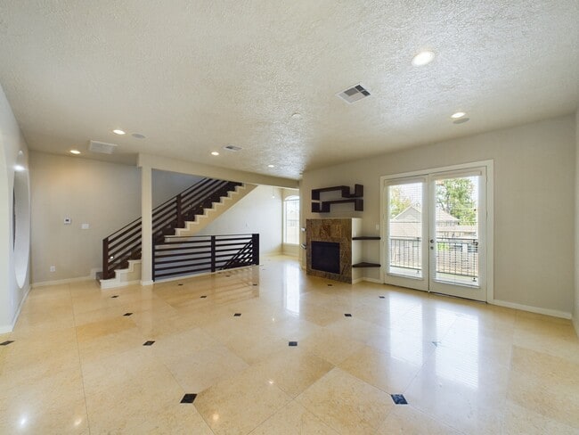 Building Photo - 2611 Lawrence St