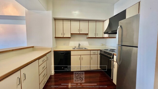 Building Photo - Stunning Large 1 Bedroom Exquisite Wood Fl...