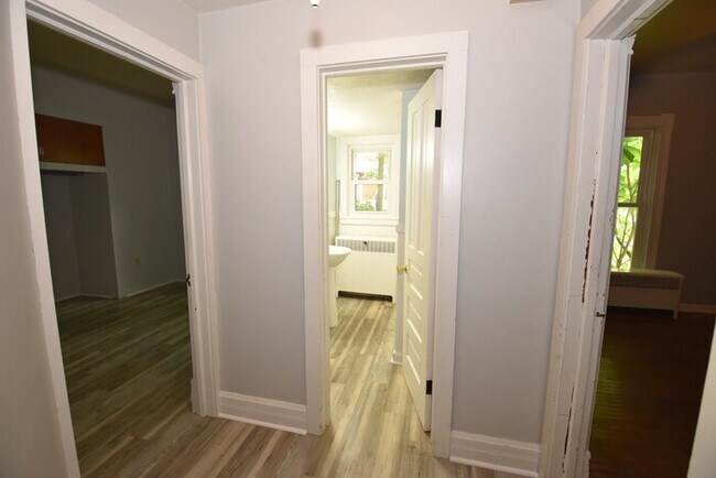 Building Photo - Beautiful 3 Bedroom Lower Unit Apartment i...