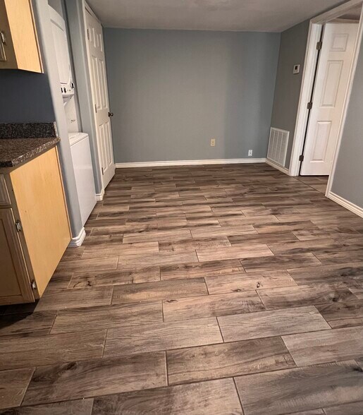 Building Photo - 725 W I Ave