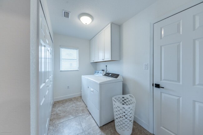 Building Photo - 2572 Brazilia Ct