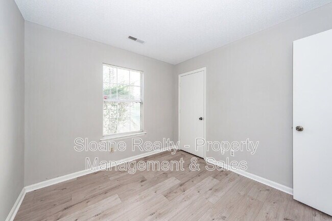 Building Photo - 5161 Eastway St