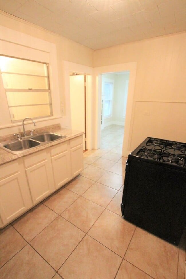 Building Photo - Tour Today! Cozy 2 Bedroom, 1 Bath Duplex ...