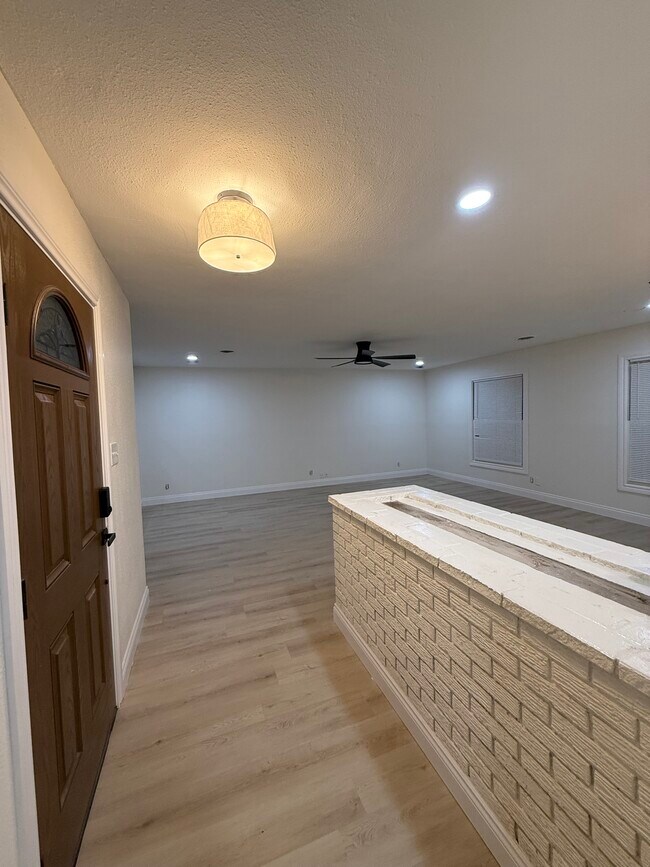 Building Photo - 305 Waller St