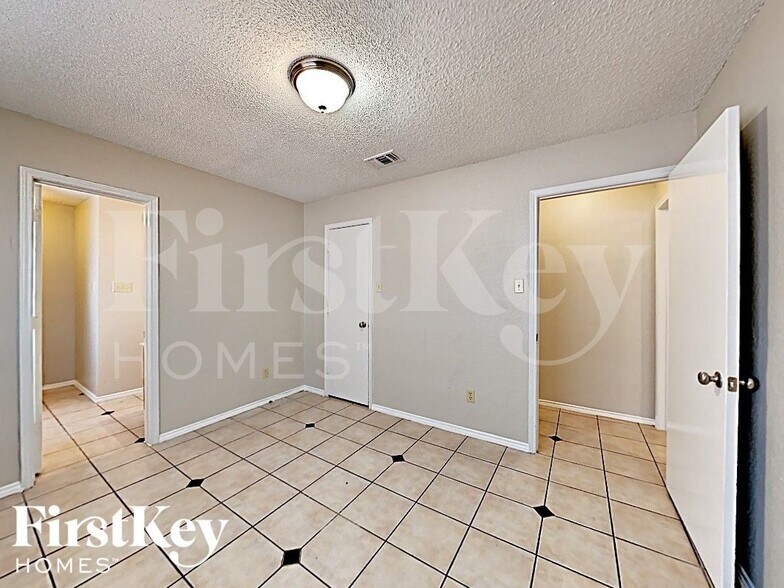 Building Photo - 4949 Oak Hollow Dr