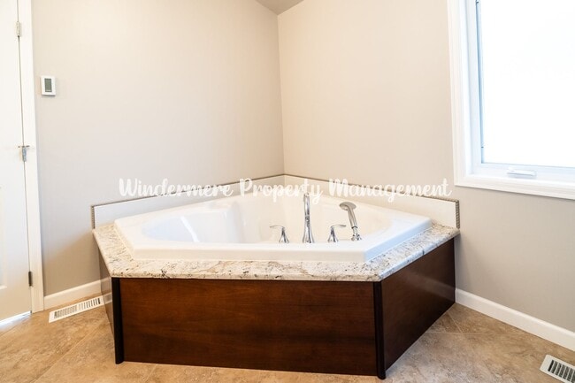 Building Photo - Beautifully Remodeled 2 bedroom in convenient location, private balcony, over sized garage, A/C a...