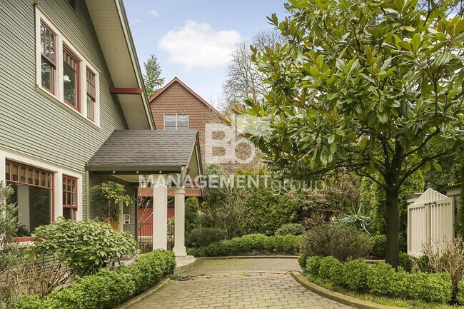 Building Photo - Stunning Historic Bungalow Just Minutes From City Center!