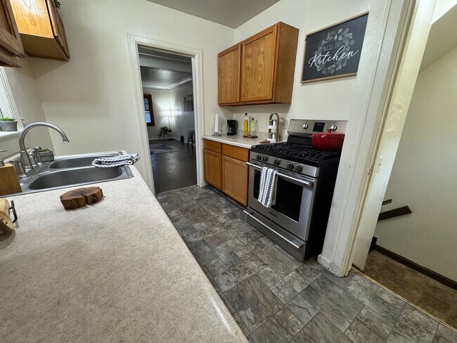 Building Photo - 3 bed, 1 bath home for rent in Waterloo