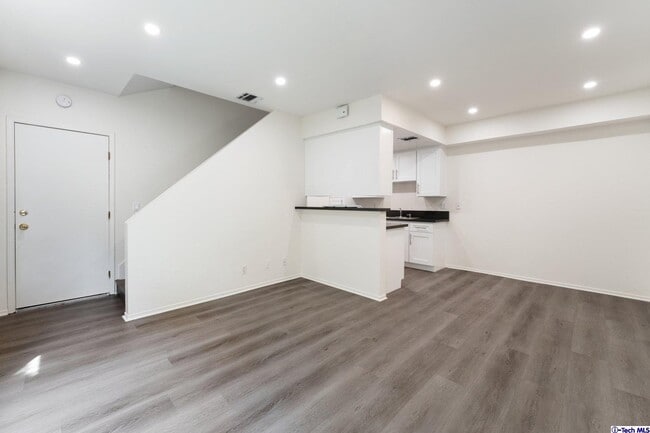 Building Photo - 731 E Cypress Ave