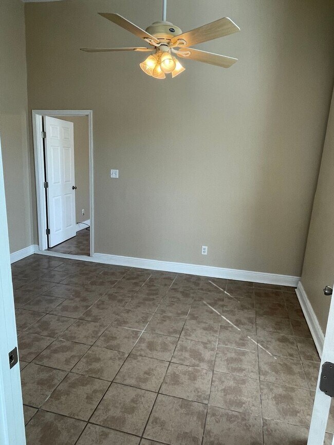 Building Photo - 2BD/1.5BA One Block Off St Charles Ave.