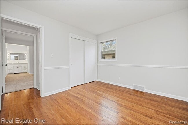 Building Photo - 2360 Pine View Dr