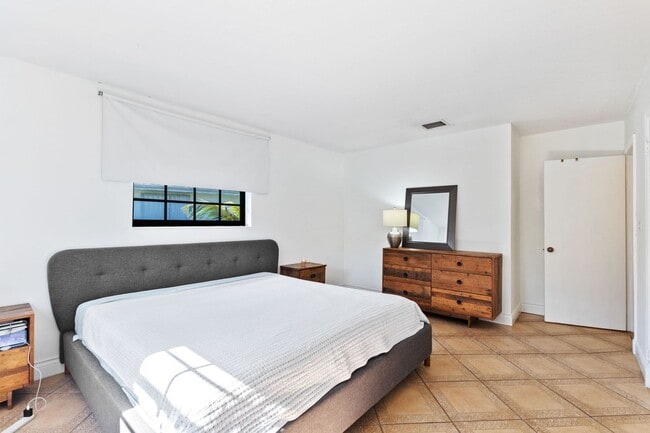 Building Photo - Beautiful Rustic Contemporary Duplex in Cu...